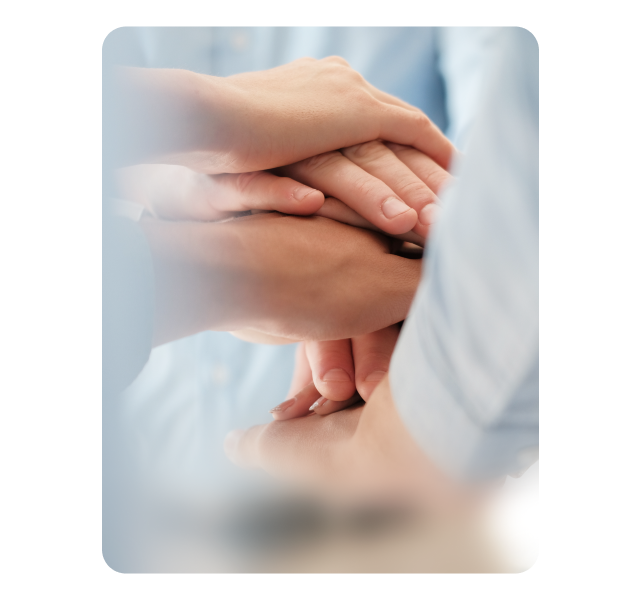 Imagem de várias mão unidas que simbolizam cooperação, confiança e compromisso.